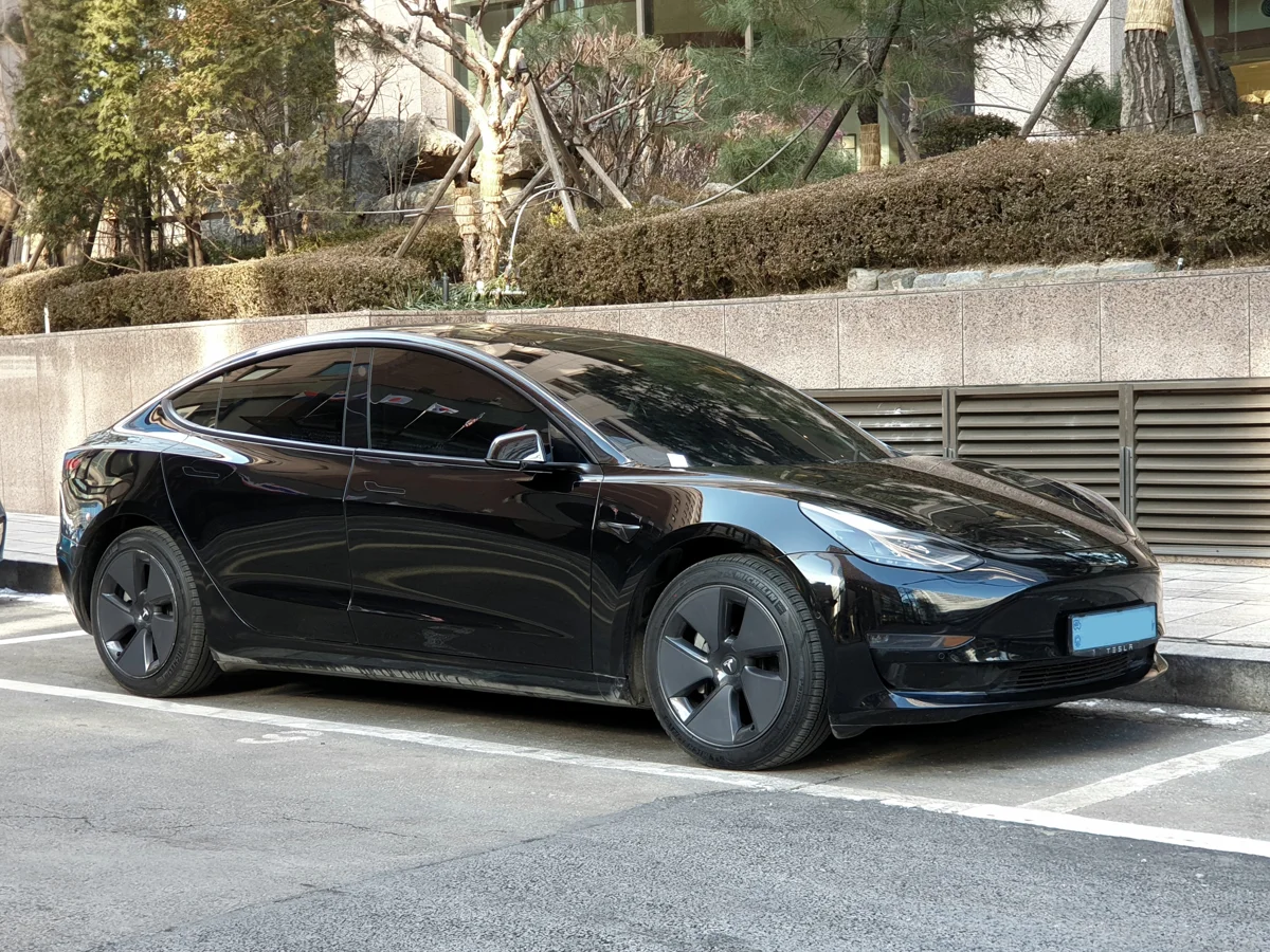 Tesla vehicle or wheel illustrating fitment advice